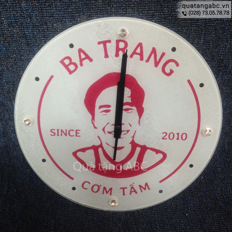Đồng hồ in logo của quán Ba Trang