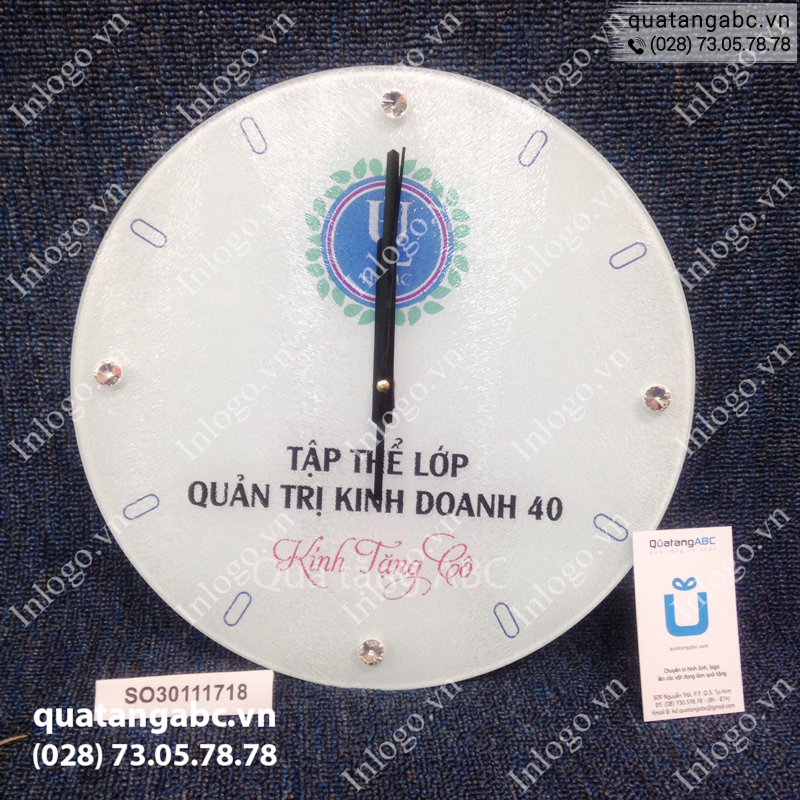 Đồng hồ in logo của lớp QTKD 40