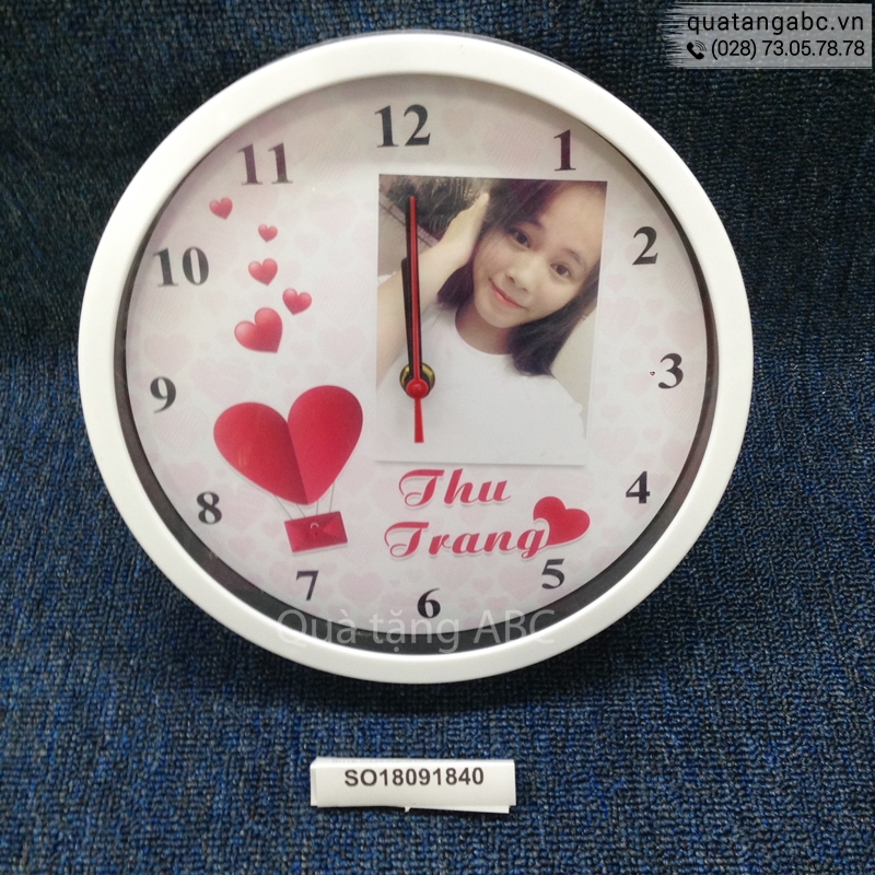 Đồng hồ in logo của chị Thu Trang