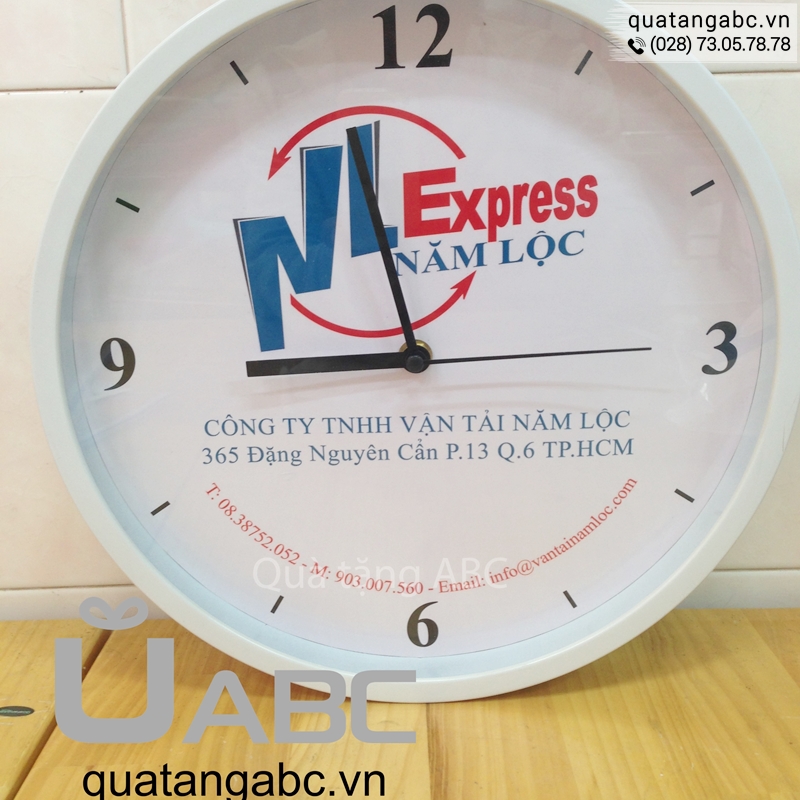 Đồng hồ treo tường của công ty Năm Lộc