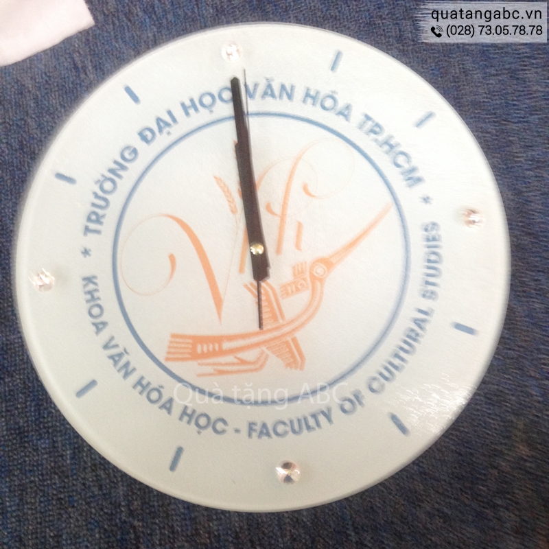 Đồng hồ treo tường của trường Đại học Văn Hóa